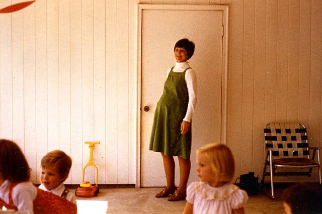 Julie_067.jpg - Mom (and a developing Julie) at a neighborhood function in late summer 1979.  James and Leighanne are in the foreground; the other person in the foreground may be Margo.