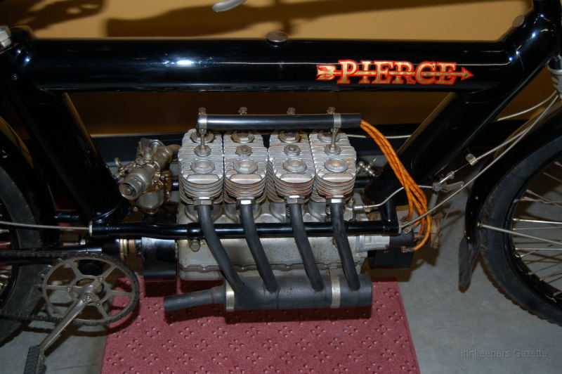 wheelsThruTime0045.JPG - A four cylinder Pierce.  Note how the frame wraps around the engine, and the beautiful engine detail.